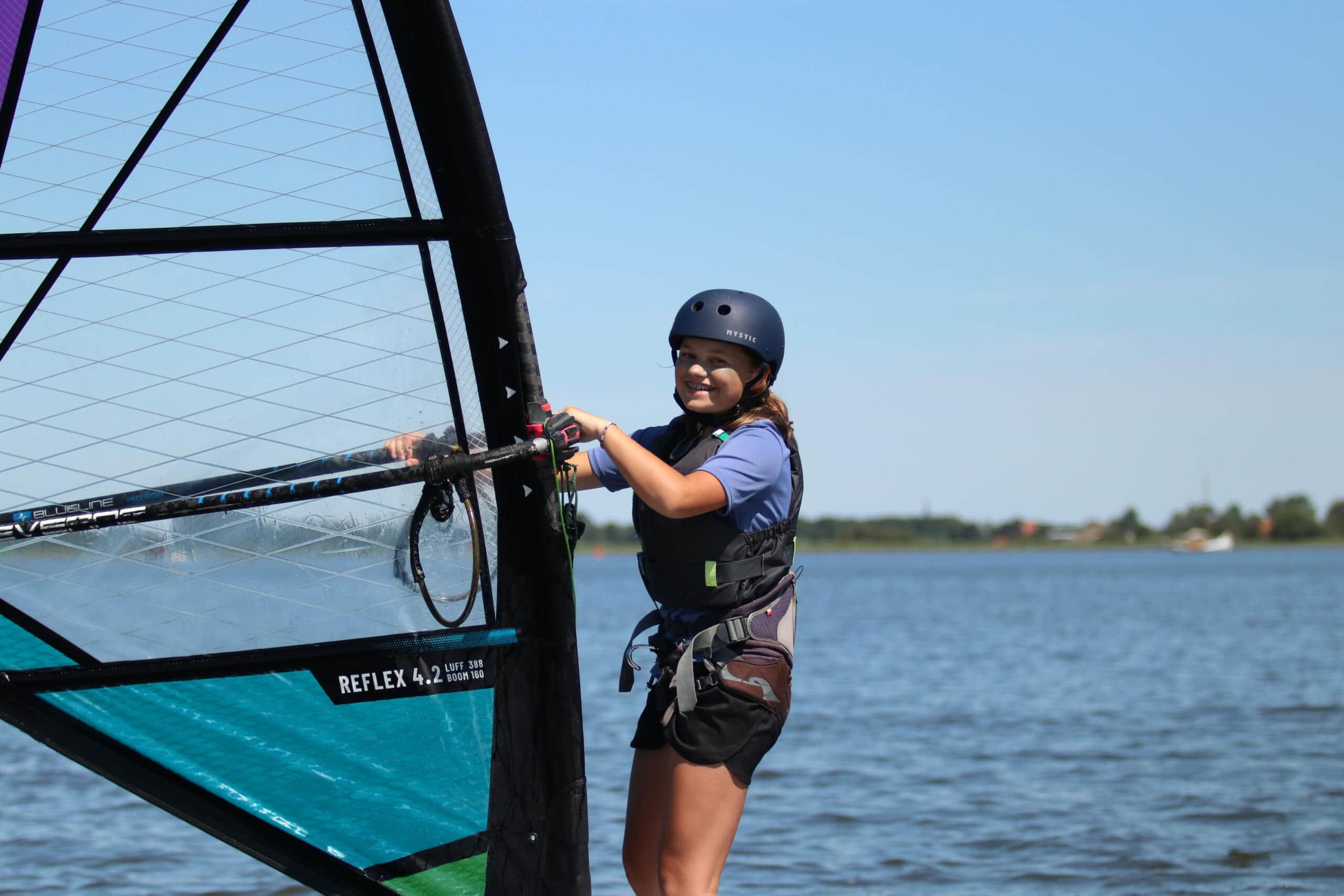 Een meisje windsurfen