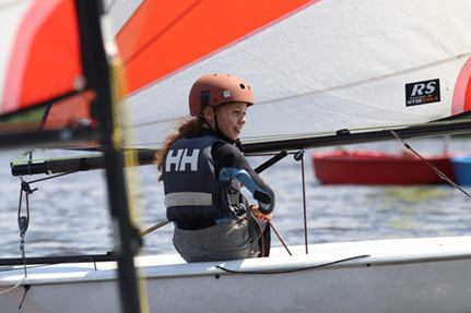 kind in een zeilboot